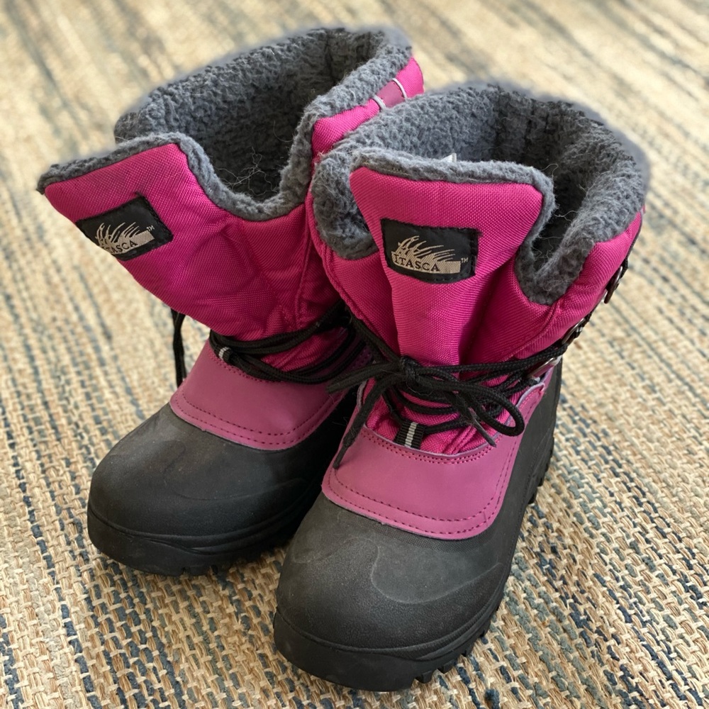 Itasca girls snow boot. Berry color, size 3.